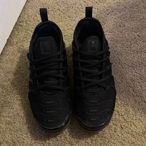 black vapormax plus
